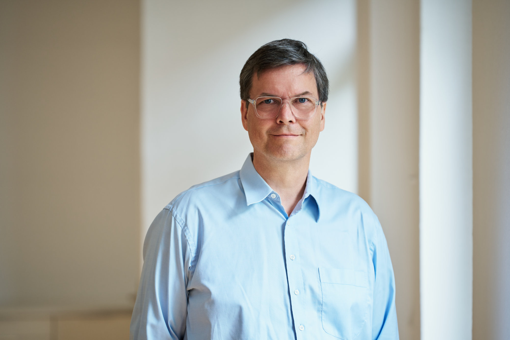 Lars Loick in den Räumlichkeiten von Lobo Design.